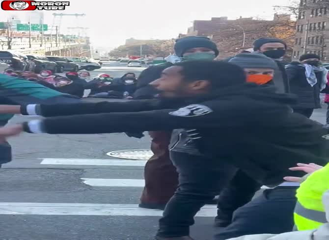 Video :A driver becomes irate with pro-Palestinian protesters